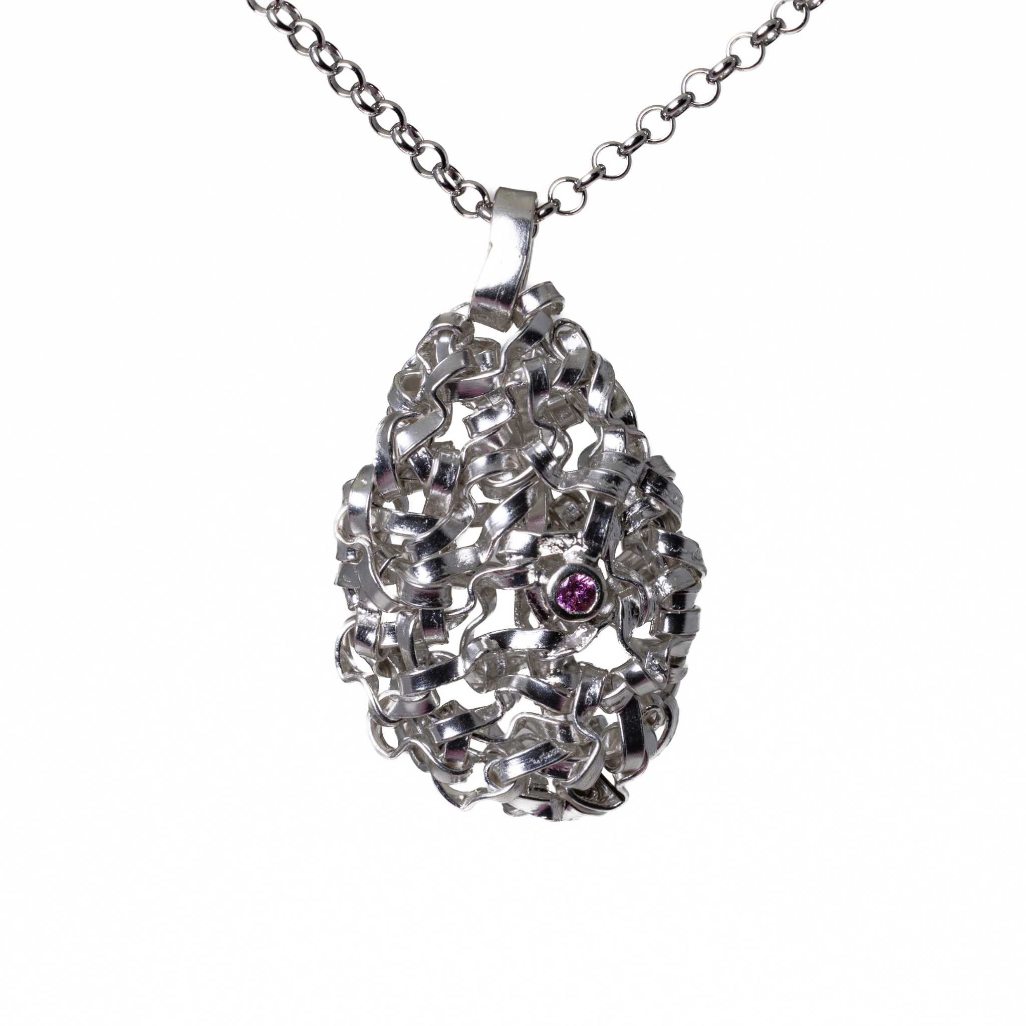 Collier pendentif œuf avec saphir rose