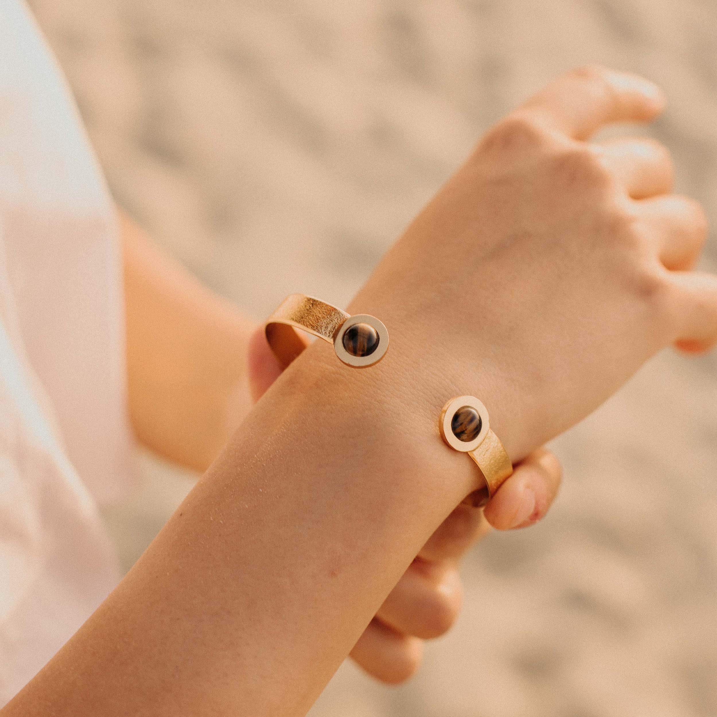 Bracelet d'esclave en or avec œil de tigre