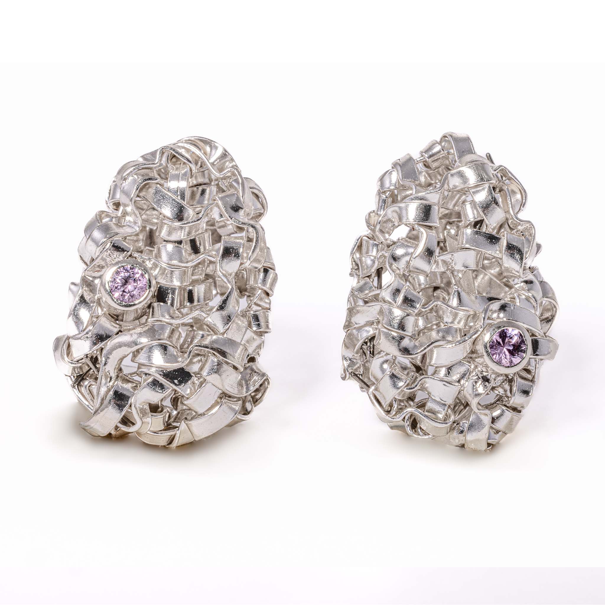 Boucles d'oreilles à motif tissé en forme d'œuf avec saphirs roses