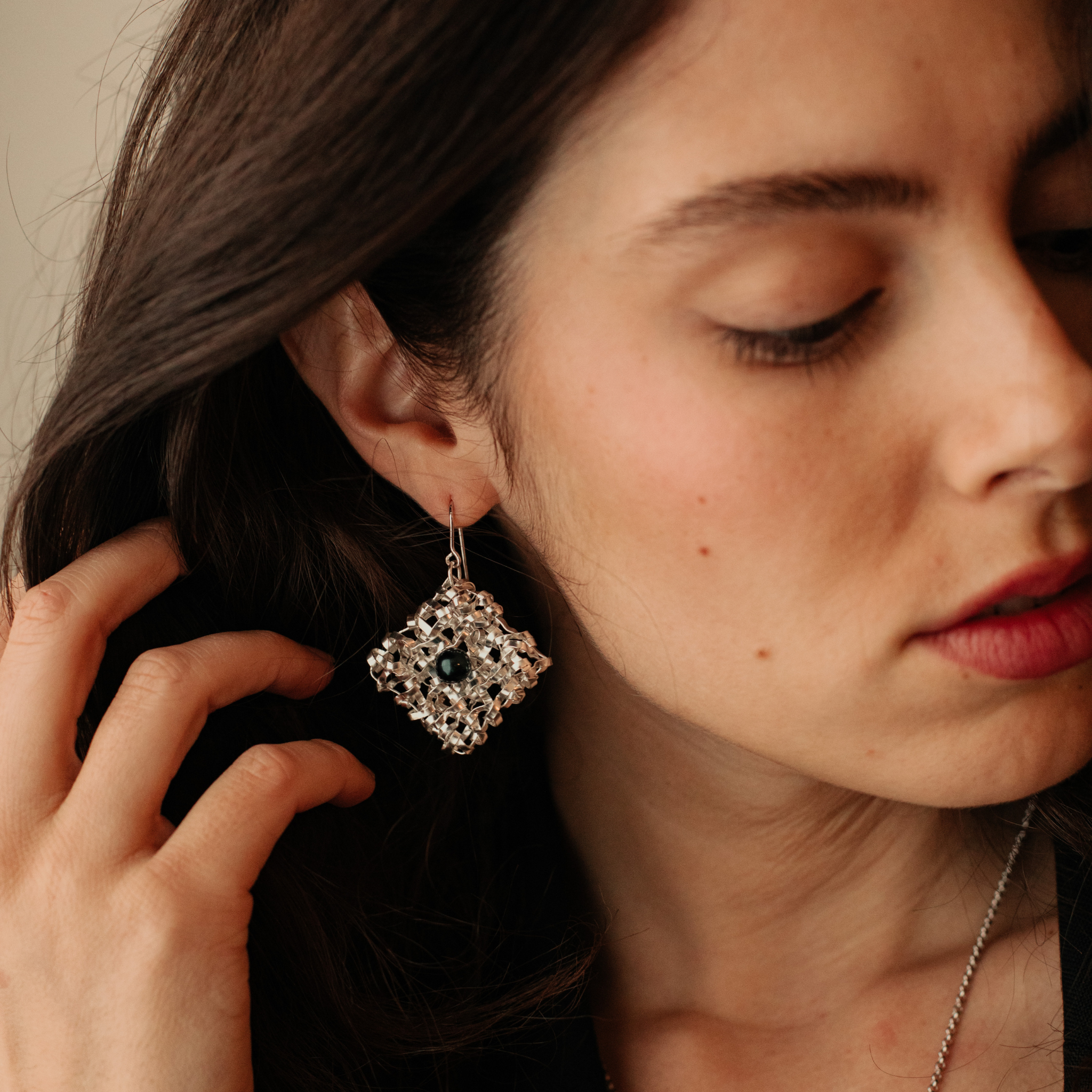 Boucles d'oreilles carrées tressées avec perles